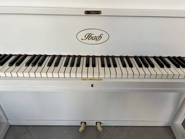 Piano - pianino Ibach bílé Chippendale s klavírní židličkou