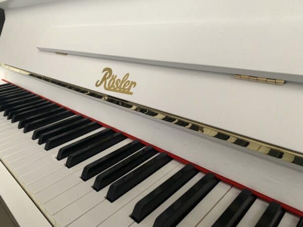Piano Rösler, české bílé pianino, 3. pedál / moderátor, židlička k pianu zdarma 004PB