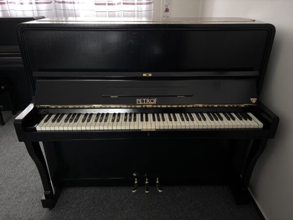 Polokoncertní piano Petrof, černé piano 006PC