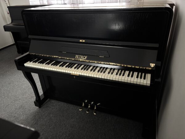 Polokoncertní piano Petrof, černé piano 006PC