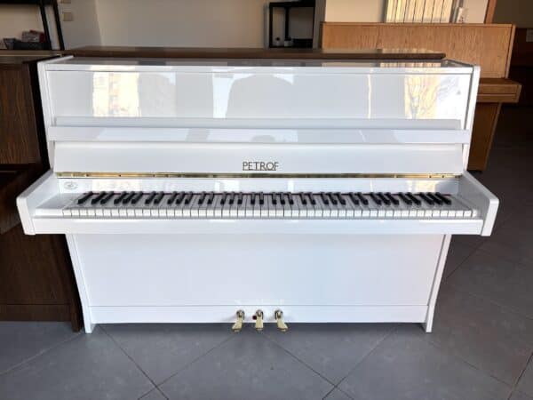 Bílé lesklé piano Petrof, prodej pian Plzeň 001PB