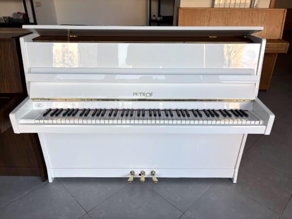 Bílé lesklé piano Petrof, prodej pian Plzeň 001PB
