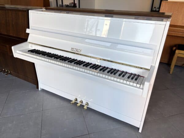 Bílé lesklé piano Petrof, prodej pian Plzeň 001PB