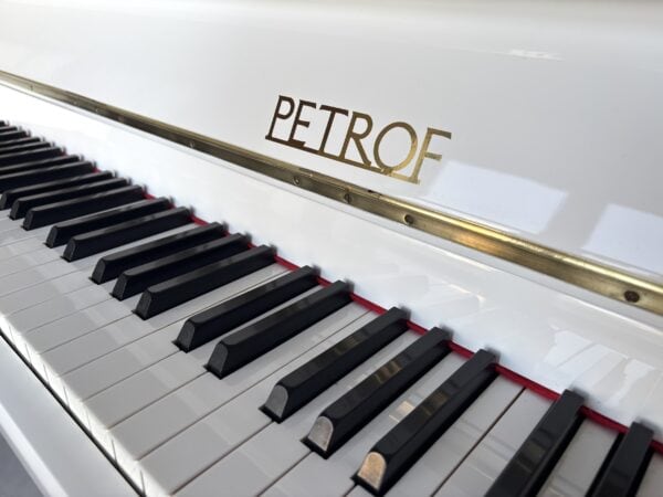 Bílé lesklé piano Petrof, prodej pian Plzeň 001PB