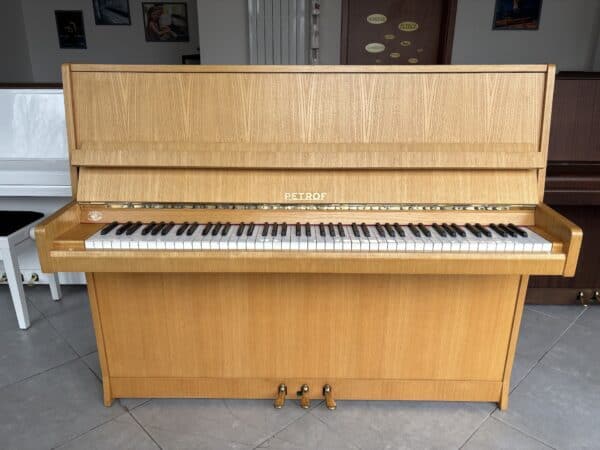 Světlé piano Petrof, prodej pian Plzeň 005PH
