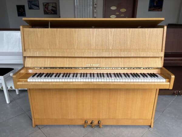 Světlé piano Petrof, prodej pian Plzeň 005PH