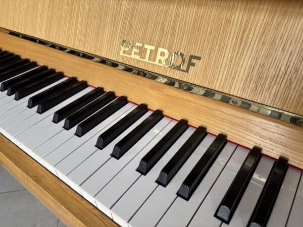 Světlé piano Petrof, prodej pian Plzeň 005PH