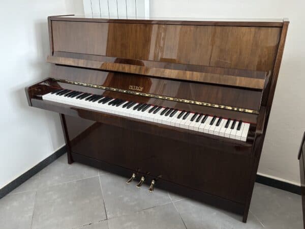 Lesklé piano, pianino Petrof 014PH