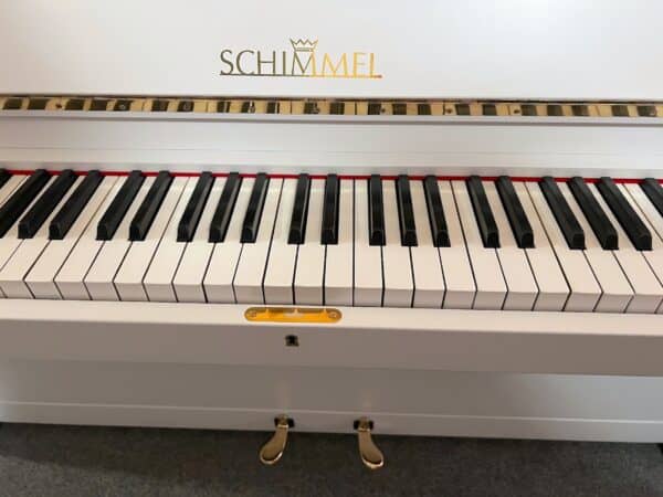 Bílé piano Schimmel, prodej klavírů Karlovy Vary 103PB