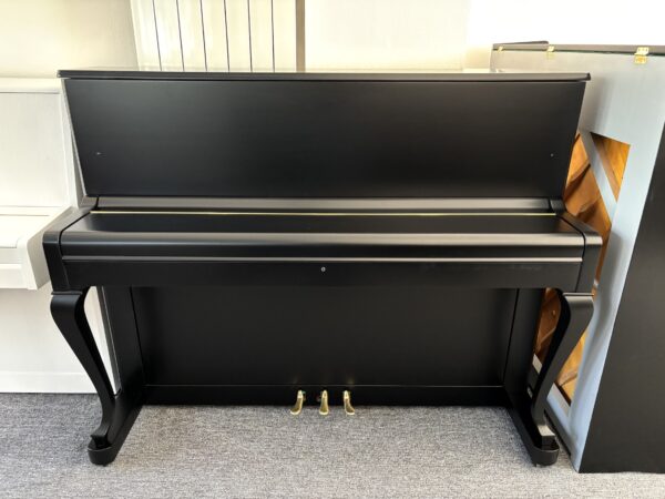 Černé piano Petrof s nohami, piano demichippendale 001PC