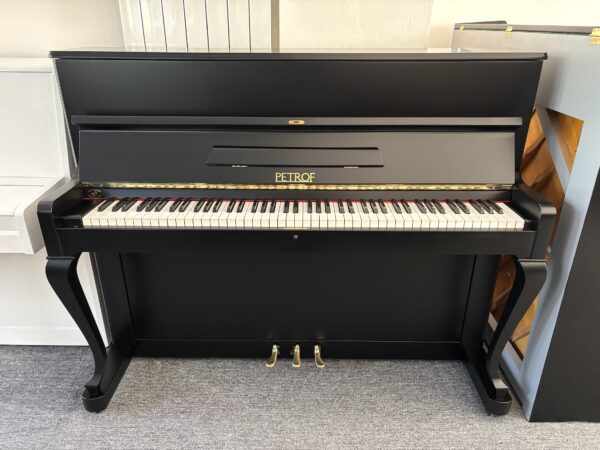 Černé piano Petrof s nohami, piano demichippendale 001PC
