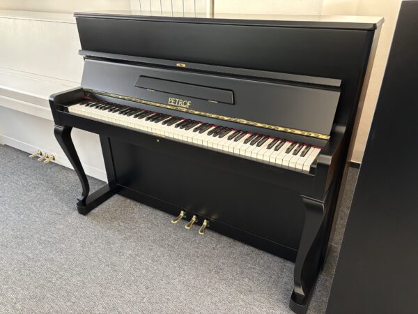 Černé piano Petrof s nohami, piano demichippendale 001PC