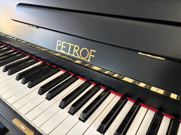 Černé piano Petrof s nohami, piano demichippendale 001PC