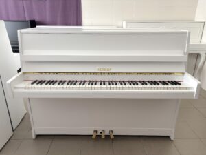 Bílé piano Petrof, bazar pian a klavírů v Plzni 002PB