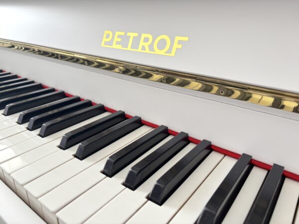Bílé piano Petrof, bazar pian a klavírů v Plzni 002PB
