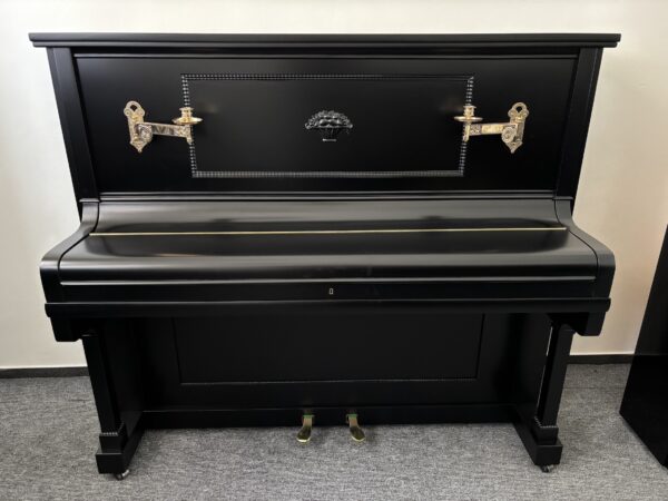 Koncertní piano Petrof, černé piano se svícny, repasované piano Petrof 009PC
