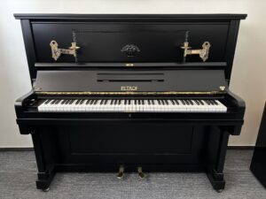 Koncertní piano Petrof, černé piano se svícny, repasované piano Petrof 009PC