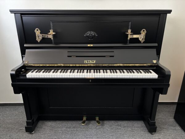 Koncertní piano Petrof, černé piano se svícny, repasované piano Petrof 009PC