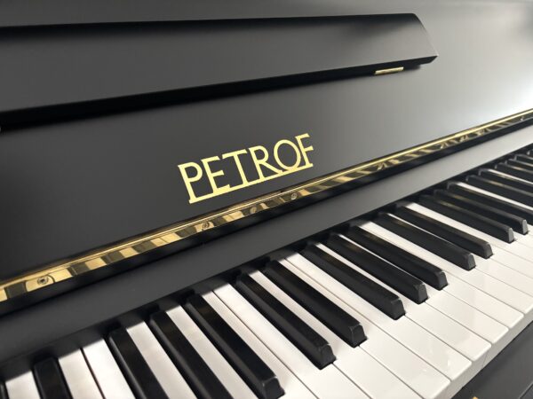 Koncertní piano Petrof, černé piano se svícny, repasované piano Petrof 009PC