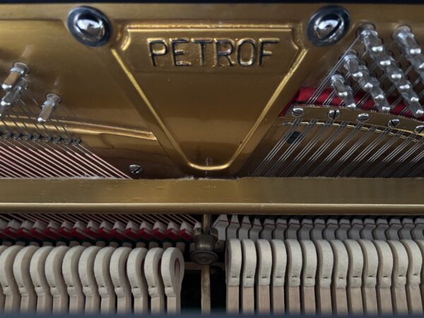 Koncertní piano Petrof, černé piano se svícny, repasované piano Petrof 009PC