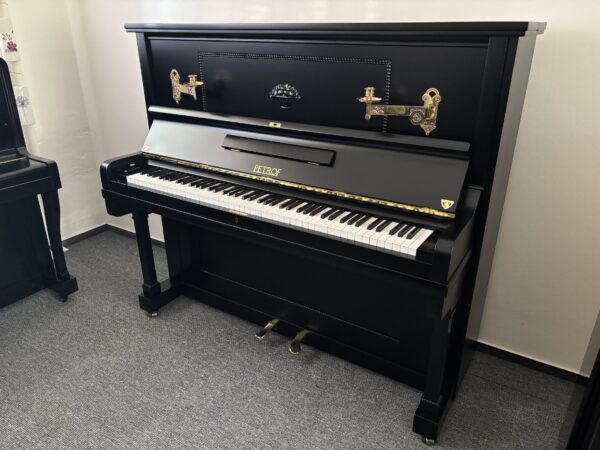 Koncertní piano Petrof, černé piano se svícny, repasované piano Petrof 009PC