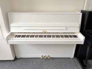 Bílé piano Rösler/Petrof, prodej pian Plzeň 007PB
