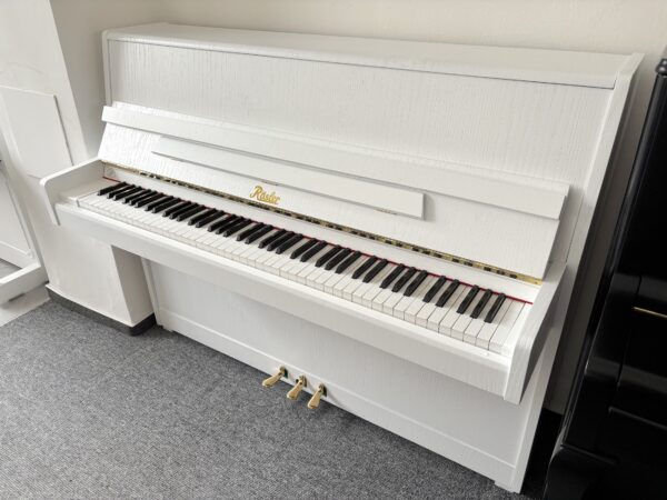 Bílé piano Rösler/Petrof, prodej pian Plzeň 007PB
