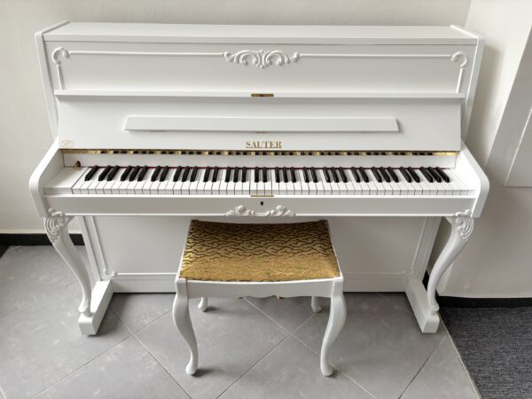 Vyřezávané bílé piano, německé piano Sauter, mechanika Renner 012PB