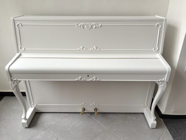 Vyřezávané bílé piano, německé piano Sauter, mechanika Renner 012PB