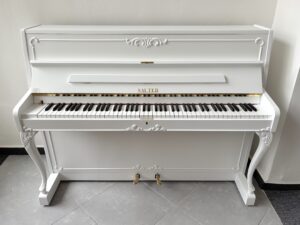 Vyřezávané bílé piano, německé piano Sauter, mechanika Renner 012PB