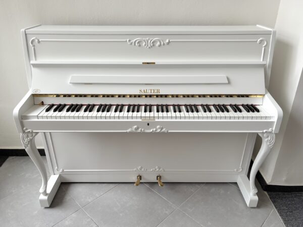 Vyřezávané bílé piano, německé piano Sauter, mechanika Renner 012PB