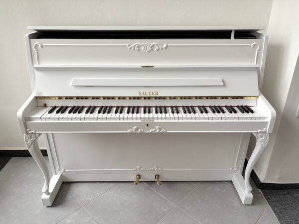 Vyřezávané bílé piano, německé piano Sauter, mechanika Renner 012PB