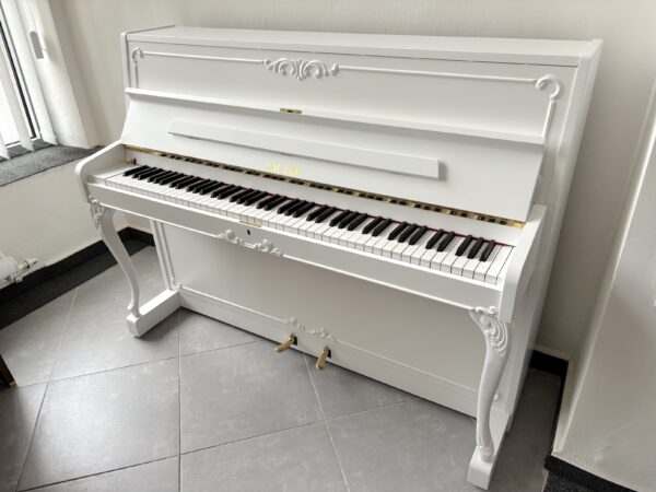 Vyřezávané bílé piano, německé piano Sauter, mechanika Renner 012PB