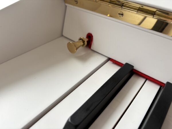 Vyřezávané bílé piano, německé piano Sauter, mechanika Renner 012PB