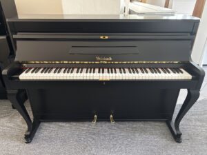 Černé piano demimchippendale, piano s nohami, české pianino Weinbach 003PC