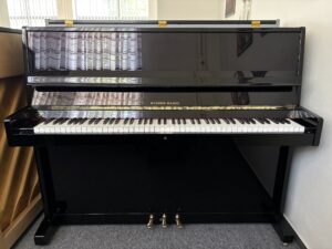 Černé piano ve vysokém lesku Bohemia, české piano, lesklé černé piano 013PC