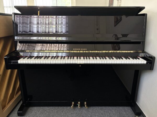 Černé piano ve vysokém lesku Bohemia, české piano, lesklé černé piano 013PC