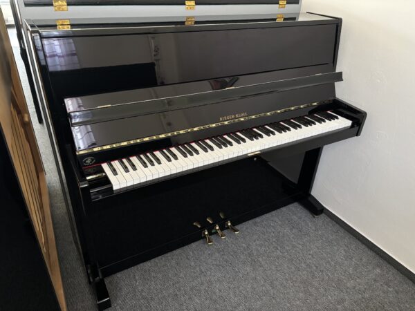 Černé piano ve vysokém lesku Bohemia, české piano, lesklé černé piano 013PC