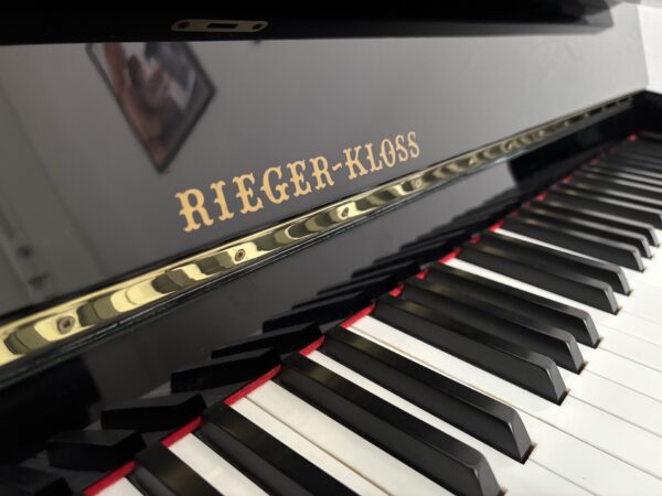 Černé piano ve vysokém lesku Bohemia, české piano, lesklé černé piano 013PC