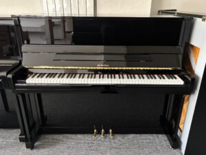 Piano černý lesk s nohami 016PC