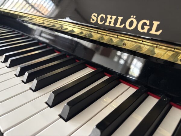 Piano černý lesk s nohami 016PC