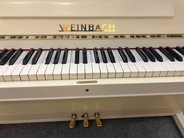 Smetanové piano Weinbach, klavír v krémové barvě, bílé piano bazar 104PB