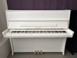 Bílé pianino Petrof, klavíry Plzeň 007PB