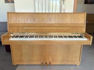 Světlé piano Rösler, skoro nové piano, klavíry Plzeň 005PH