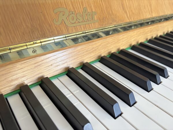 Světlé piano Rösler, skoro nové piano, klavíry Plzeň 005PH