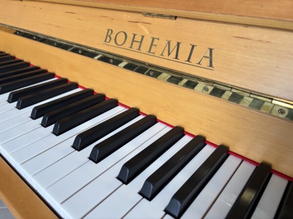 Světlé piano Bohemia, české piano Klug & Sperl 008PH