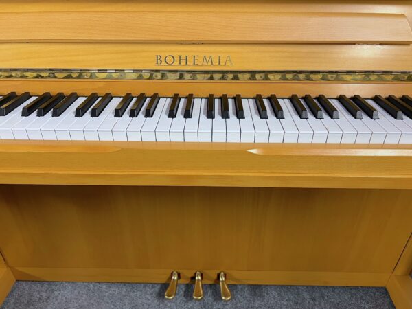 Polokoncertní piano Bohemia, české světlé piano - klavíry Karlovy Vary 102PH