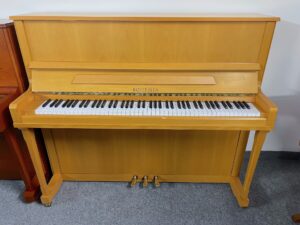 Polokoncertní piano Bohemia, české světlé piano - klavíry Karlovy Vary 102PH