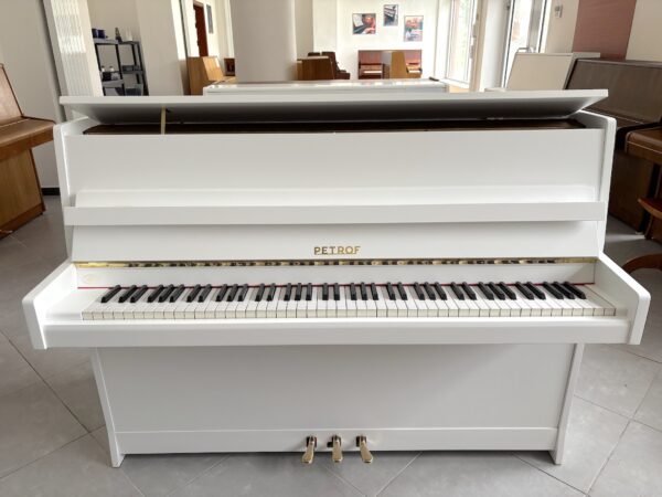 Bílé piano Petrof, prodej pian v Plzni 013PB