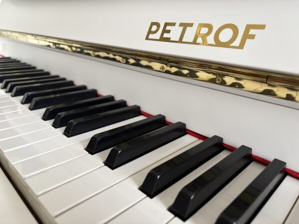 Bílé piano Petrof, prodej pian v Plzni 013PB